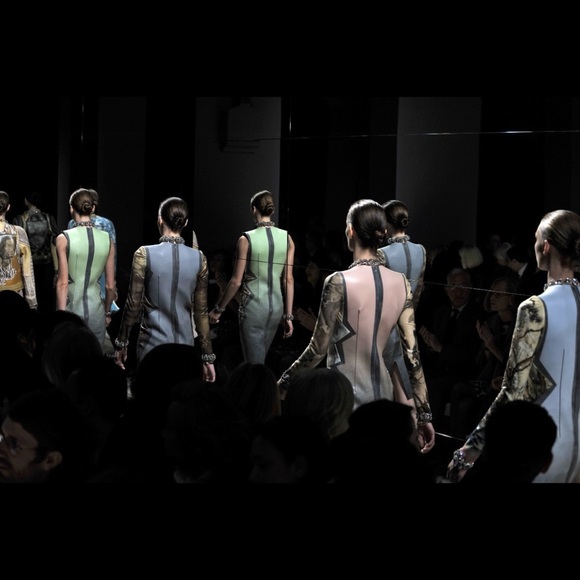 BALENCIAGA HAND PAINTED LATEX DRESS BY NICOLAS GHESQUIERE SIZE 38 LOUIS VUITTON - Picture 4 of 13